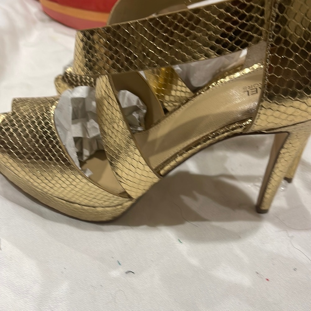 Michael kors pump beautiful gold. Shoe